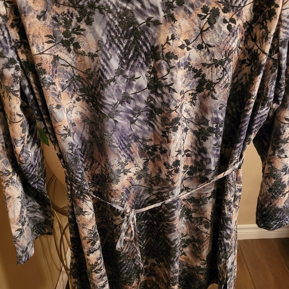 Floral Patterned Women's Belted Tunic Top - Picture 2 of 7